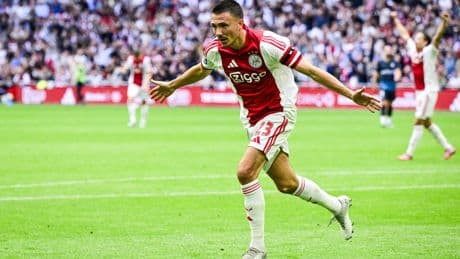 Ajax wint dankzij Steven Berghuis en Wout Weghorst van Heracles Almelo