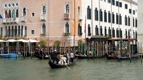 Venise : la colère des habitants face à l’invasion touristique des traghetti «à 2 euros»