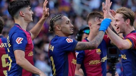 El Barça impone su ley en otro clásico delirante y acaricia la Liga