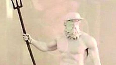 Varazze, Nettuno avrà anche le ciabatte: la statua scalda il Consiglio comunale