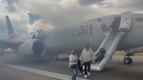 Evacúan un vuelo de American Airlines en Denver por incendio tras fallo mecánico