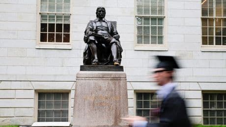 Rechter blokkeert Trumps verbod op buitenlandse studenten aan Harvard