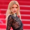KIJK. Sterren houden zich netjes aan naaktverbod in Cannes, behalve dit topmodel met Belgisch kantje
