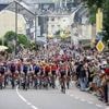 VIDÉO Tour de France femmes. Première chute dans le peloton avant le départ réel de l’étape