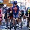 Giro 2025 : Casper van Uden crée la surprise au sprint en remportant la 4e étape, Mads Pedersen conserve le maillot rose