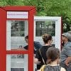 Gedenkbibliothek auf Potsdamer Bassinplatz: Rote Telefonzelle erinnert an Bücherverbrennung 1933