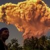 Vulkaan op Indonesisch eiland spuwt spectaculaire aswolk uit tot 10 kilometer boven krater