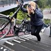 Na ongelukken door fietsgoten schrapt ProRail ze uit de plannen: ‘Zwaar om een fiets omhoog te duwen’