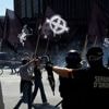 PODCAST. Des néonazis dans Paris, un fils aide son père à mourir, un joueur de L1 favori du Ballon d'or : ça dit quoi ce 12 mai ?
