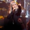 Leute: Pat Benatar rahmt legendäres T-Shirt ein