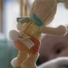 PODCAST. Bébés agressés à l'hôpital, nouveau bras de fer sur le plastique et village réservé aux Blancs : ça dit quoi ce 5 août ?