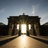 Gedenken zum Kriegsende: Illumination am Brandenburger Tor erinnert an das Kriegsende
