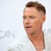 Na dood van broer vraagt Ronan Keating strengere straffen voor fatale rijovertredingen: “De gevolgen zijn overweldigend”