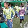 Live Eredivisie | Ajax en PSV bezig met warming-up, negen duels starten tegelijk
