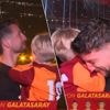 Omdat hij afscheid neemt (van het voetbal)? Zeer emotionele Dries Mertens laat tijdens titelfeest tranen vrije loop