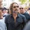 Großbritannien: Vergewaltigungsvorwurf: Russell Brand erscheint vor Gericht