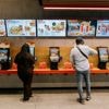 Met appelmoes, op zijn Koreaans of gefrituurd in een emmer: kippenketens nemen hoge vlucht
