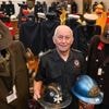 300 tenues de pompiers du monde entier vendues aux enchères : « On fait partie de la même famille »