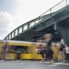 Queerfeindlicher Vorfall in Berlin: Gruppe verbrennt Regenbogenflagge und trampelt auf ihr herum
