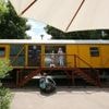 Serviert im knallgelben Waggon: Ein Tischler eröffnet „Eisbahnhof“ in Potsdam-West