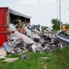 Chaos op A58 door gekantelde vrachtwagen vol met afval, schermen geplaatst vanwege kijkersfile