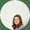 Natuurlijk is de jonge moeder moe, ze heeft een slaapschuld