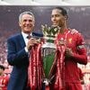 Virgil van Dijk krijgt trofee van Alan Hansen, die Anfield in 1990 voor het laatst zo liet juichen