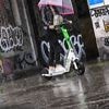 Jung, ungeübt, ohne Helm: Bei E-Rollern sind Leih-Scooter das zentrale Problem
