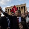 Spanningen lopen op in Turkije: belangrijkste oppositieleider krijgt klap in gezicht