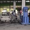 Auto brennt neben Zapfsäule aus: Mann mit Axt verschanzt sich in Tankstelle