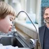 Door kraanwater te drinken bespaar je tot 321 euro per jaar. Maar hoe gezond is dat? “Dit trucje werkt evengoed als een filterkan”
