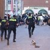 Jongens van 16 en 17 jaar opgepakt voor rellen in Schevenin­gen, politie heeft meer verdachten in beeld