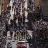 Tour de France. Sœur de Félix et Alexis, Roxane Lebrun a remis le drapeau du départ de la 16e étape