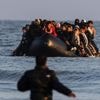 Brits-Franse deal over ruilen migranten van kracht: “85 procent illegale oversteken moet worden gestopt om verdienmodel kapot te maken”