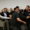 Amerikaanse senator tegen de grond gewerkt en gehandboeid tijdens persconferentie over protesten in Los Angeles