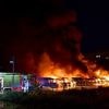 Zweites Großfeuer in einer Woche: Telekom und Amazon betroffen: 36 Transporter brennen in Berlin