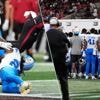 Niet voor gevoelige kijkers: American Football-speler blijft roerloos liggen na flinke klap tegen z’n hoofd, maar is stabiel