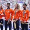 Atleet Eugene Omalla veilt gouden olympische medaille van gemengde estafette