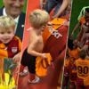 High fives uitdelen, handtekeningen zetten en in de trofee kruipen: zoontje Ciro steelt de show in mooi afscheid van Mertens bij Galatasaray