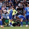 Après une chute de l’arbitre, Jamie Vardy s’empare de son sifflet pour interrompre le match