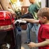 Hoe meer kilometers je met elektrische auto rijdt, hoe duurder je verzekering. Hoe komt dat?