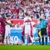 Fußball-Bundesliga: Tränen und Tore: Stiller-Aus bei VfB-Sieg gegen Augsburg