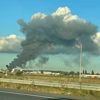 Enorme rookwolk door grote brand bij caravanopslag Aalsmeer