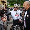 Juan Ayuso verlaat Giro d'Italia vanwege gezwollen oog door bijensteek