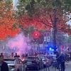 Nach Sieg von Galatasaray Istanbul: Türkische Fußballfans feiern und zünden Pyrotechnik am Ku’damm in Berlin