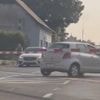 KIJK. Wagen slalomt tussen gesloten slagbomen aan overweg in Erpe-Mere