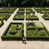 Dans le parc de son château, il dessine avec passion son jardin médiéval d’inspiration italienne