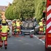 Bestuurster zwaargewond nadat ze tegen geparkeerd voertuig rijdt en op dak terecht komt