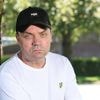 Charmezanger Steve Tielens gaat scheiden: “Ik slaap al drie jaar op de zetel”