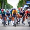 Danny van Poppel wint na massale valpartij tweede etappe in Hongarije, Dylan Groenewegen tweede